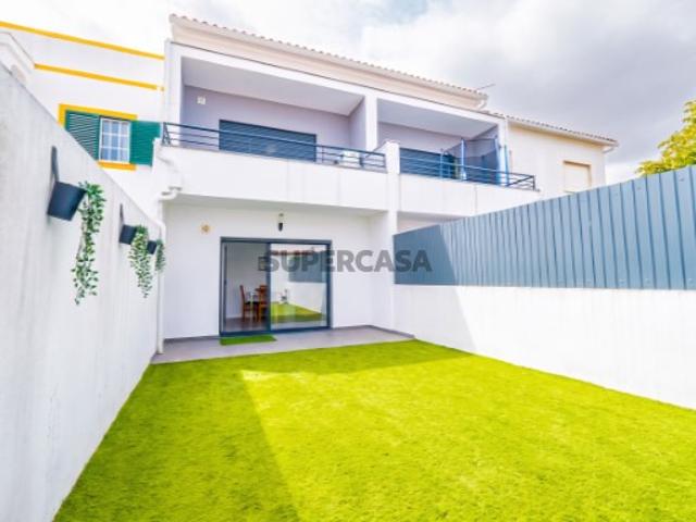 Excelente Moradia em Banda na Quinta do Conde Logradouro, Terraço, Painéis Solares e Excelente Estado de Conservação