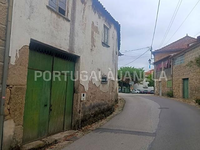 EXCELENTE MORADIA EM PEDRA PARA RECUPERAR