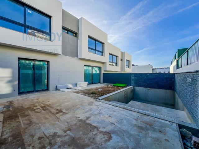 Excelente Moradia geminada V4 de luxo em construção