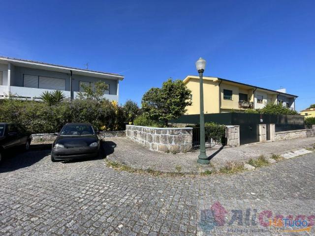 Excelente Moradia Geminada C/Garagem e churrasqueira | 26064057919
