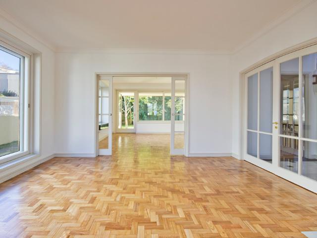 Excelente moradia muito bem localizada, de 3 frentes, 3 pisos, completamente renovada