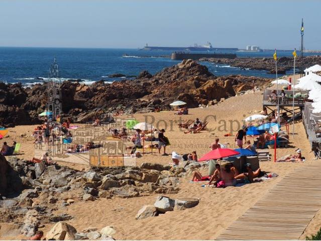 Excelente moradia na Foz para reconstrução