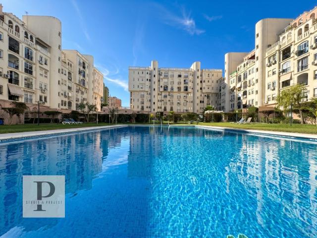 EXCELENTE PISO DE 3 HABITACIONES PARKING Y PISCINA EN EL CENTRO DE TORREMOLINOS