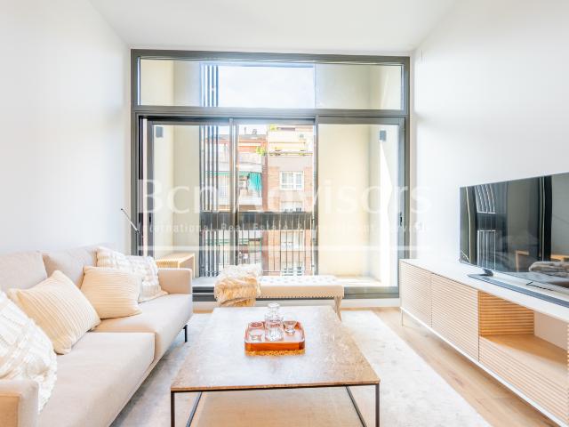 Excelente piso en planta alta en edificio de obra nueva con terraza en el Eixample