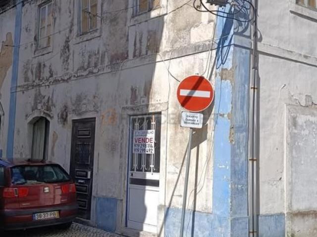 Excelente prédio no centro da vila para reabilitar