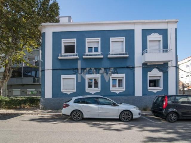 Excelente Prédio no coração do Barreiro com dois T4 e um T1 no sótão com acesso pelo 1º andar