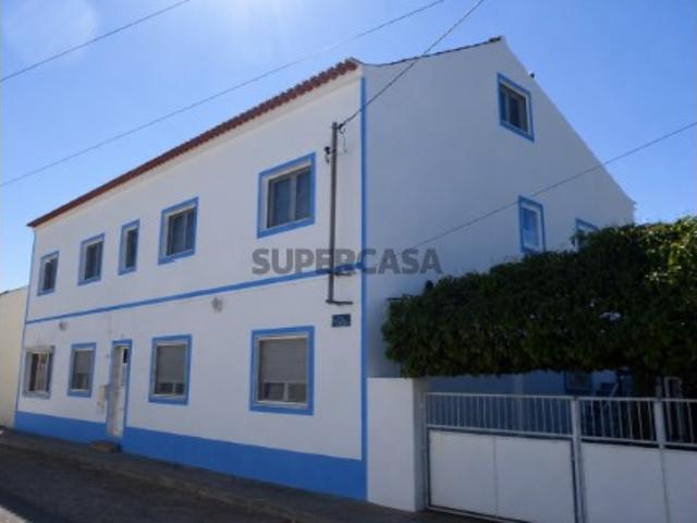 Excelente prédio, localizado num bairro calmo a cinco minutos da Vila de Grândola
