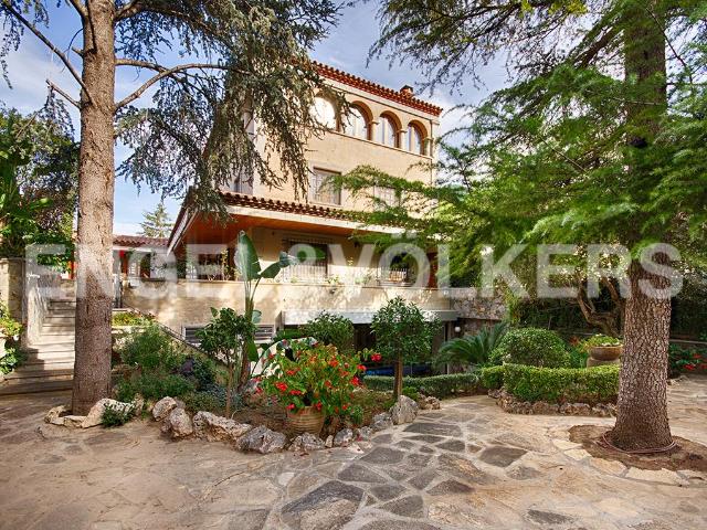 Excelente propiedad con piscina cubierta, garaje y jardín 760m² Figueres