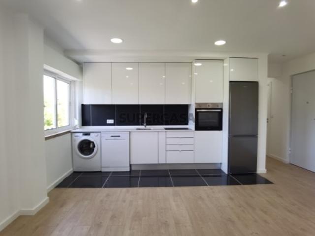Excelente T1 Totalmente Remodelado na Reboleira Moderno, Funcional e Pronto a Habitar!