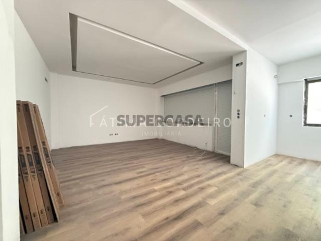 Excelente T2 com 95m2 em fase final de remodelação no centro da Costa da Caparica