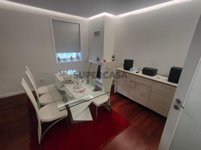 Excelente t2 de 3 frentes em condominio fechado