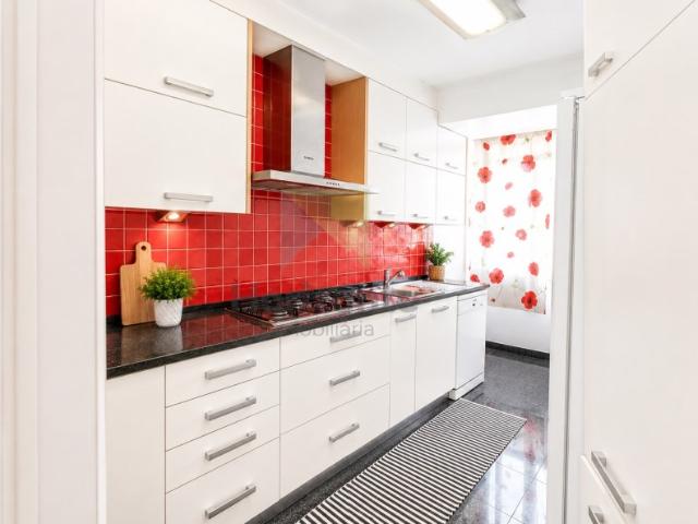 Excelente T2 Remodelado com Varanda e Garagem Benfica