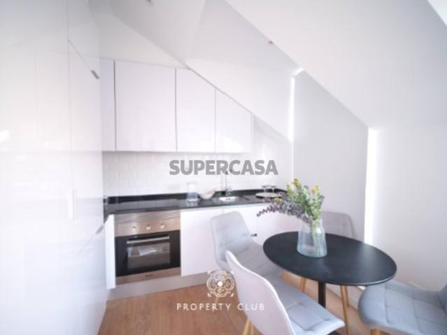 Excelente T2 Totalmente Remodelado com Vista Rio em São Vicente Junto a Santa Apolónia €379.900