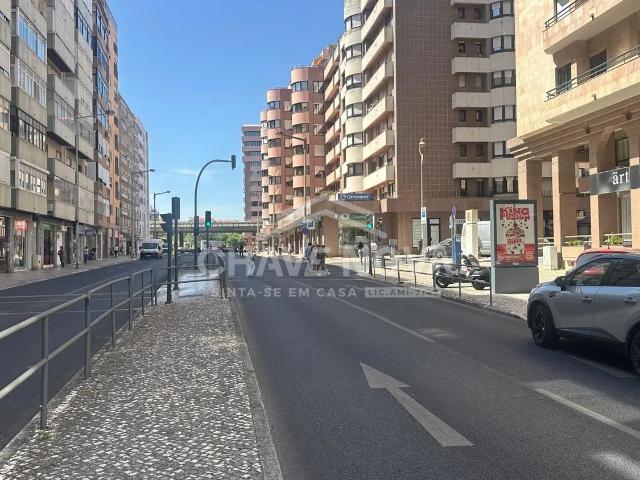 Excelente T3 na Estrada da Luz com Parqueamento e Arrecadação