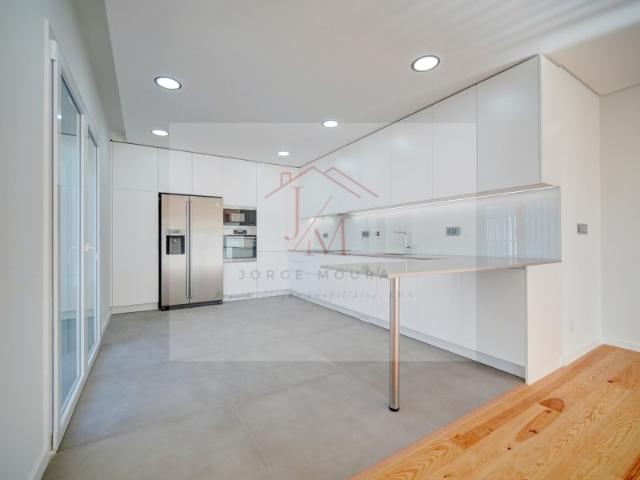Excelente T4 de luxo com vista mar a estrear localizado em São João do Estoril