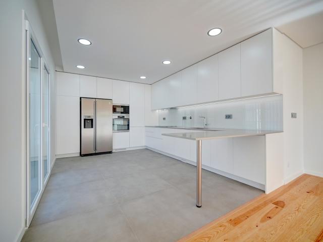 Excelente T4 de luxo com vista mar a estrear localizado em São João do Estoril
