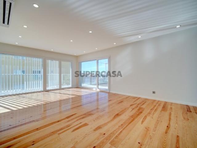 Excelente T4 de luxo com vista mar a estrear localizado em São João do Estoril