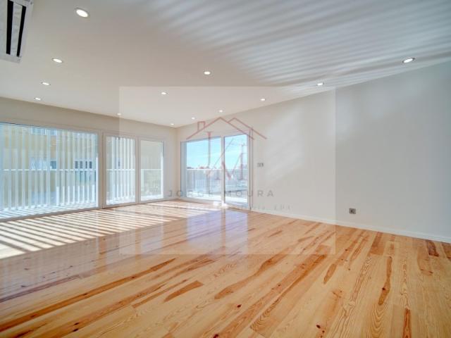 Excelente T4 de luxo com vista mar a estrear localizado em São João do Estoril