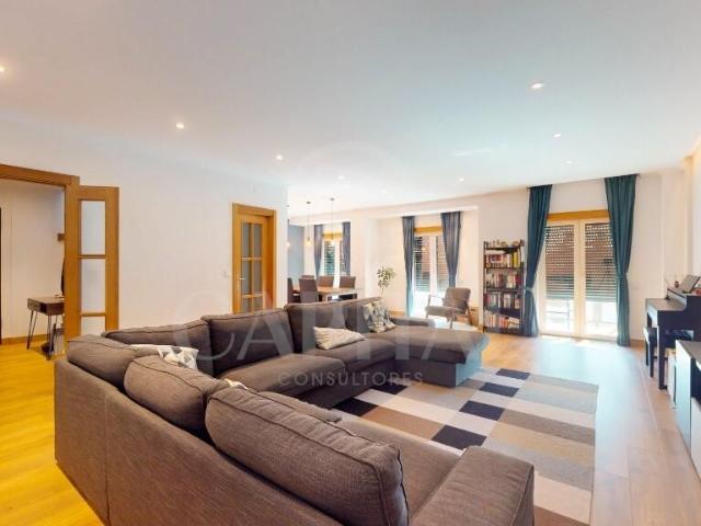Excelente T4 Duplex, no Forte da Casa