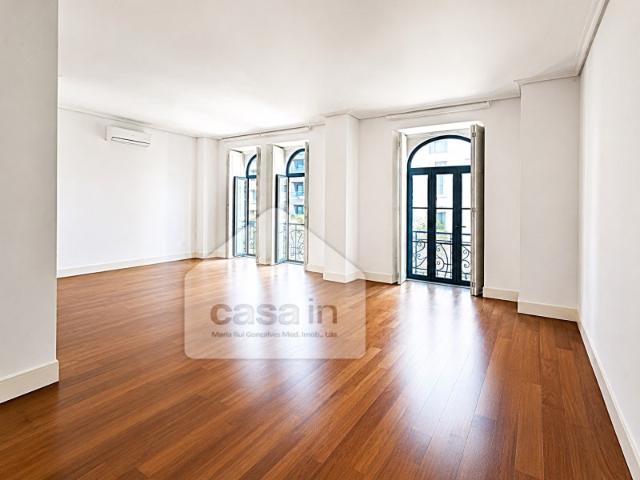 Excelente T4 nas Avenidas novas reconstruido com requinte  elevador e garagem