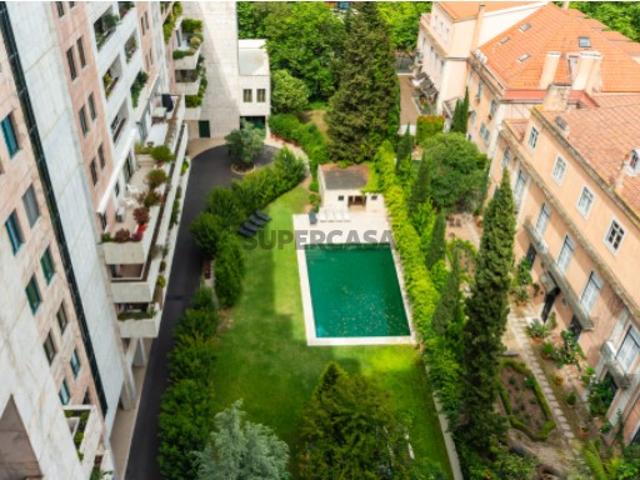 Excelente T5+1 remodelado nas Amoreiras em condomínio com jardim, piscina, segurança 24h e garagem