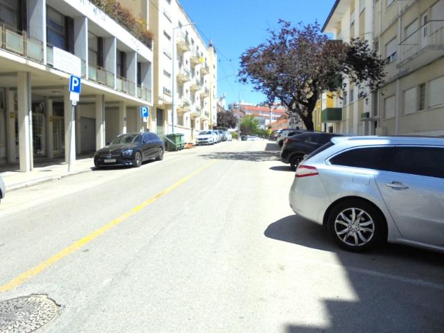 Excelente T 4, remodelado, cozinha semi equipada, 4 quartos, 3 Wcs, sala, Junto Praça da República, Celas, Hospitais, Polo I