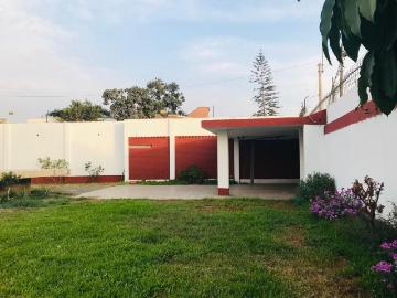Excelente ubicacion, casa en esquina con piscina