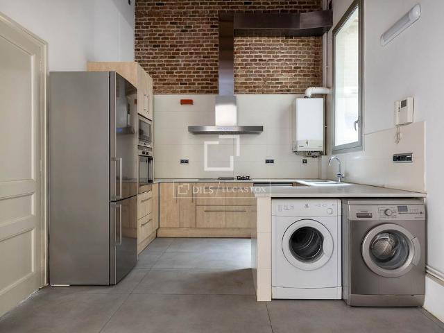 Apartment in excellent condition with 3 bedrooms and 167 m² of interior space, plus a 137 m² terrace, for rent in Eixample Right Dreta de l'Eixample