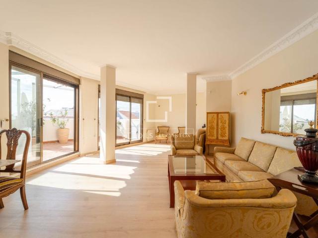Excellent 3 Bedroom penthouse with 10m² terrace for rent in Extramurs, Valencia