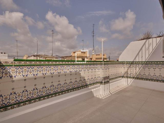 Excellent 2 Bedroom penthouse with 35m² terrace for rent in Gran Vía, Valencia