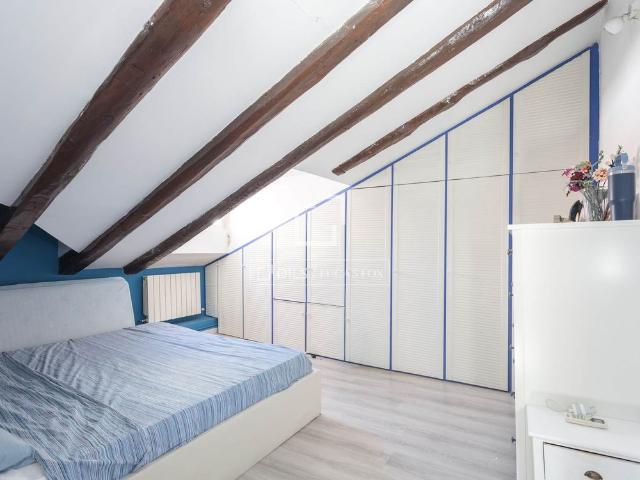 Excellent 2 Bedroom penthouse for rent in Cortes / Huertas, Madrid