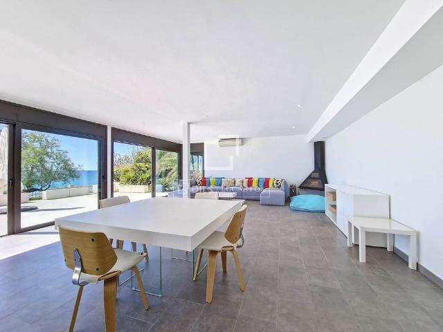 Excellent 5 Bedroom house / villa with 1,200m² garden for rent in Vilanova i la Geltrú
