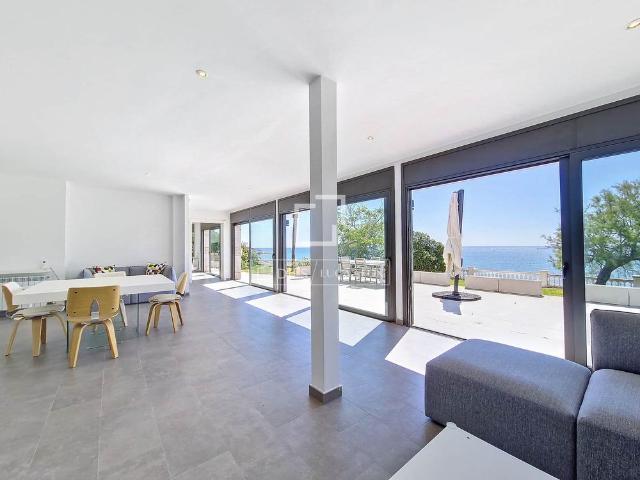 Excellent 5 Bedroom house / villa with 1,200m² garden for rent in Vilanova i la Geltrú