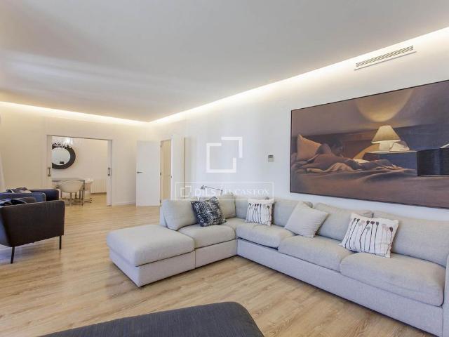 Excellent 6 bedroom apartment with a balcony for rent in El Pla del Remei, Valencia