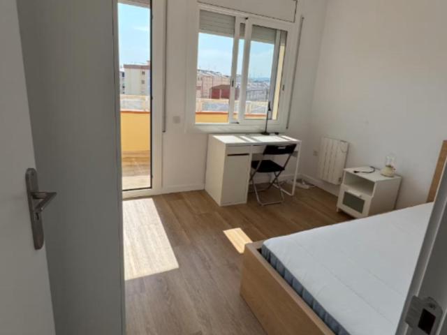 Excellent double bedroom with a balcony, in Sabadell