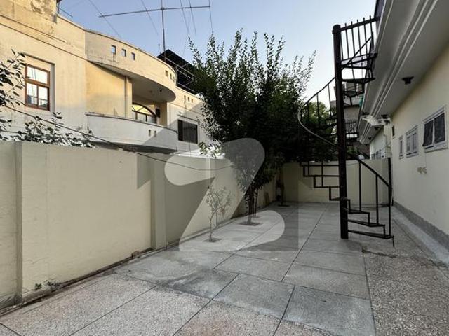 Excellent house beautiful location 5 bed rooms double kitchen dining drawing tvl green lawn f 10
