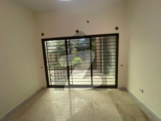 F10 666 sqy excellent house top location close end street new washrooms beautiful green lawn 2 servant quarter beautiful terrace f 10