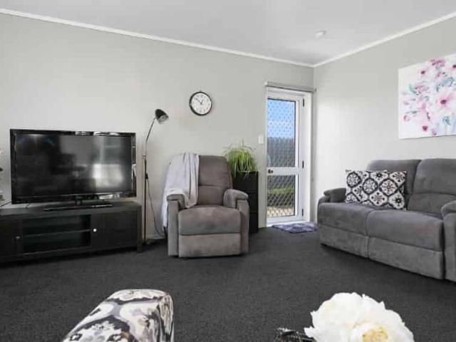 Excellent location stone's throw to the shops!