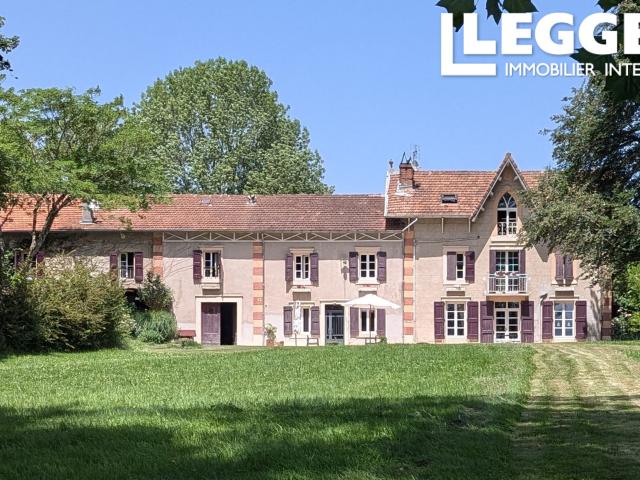 Excellent prix pour cette superbe maison de campagne, parc, vue sur les montagnes, 2 piscines, 3 gîtes