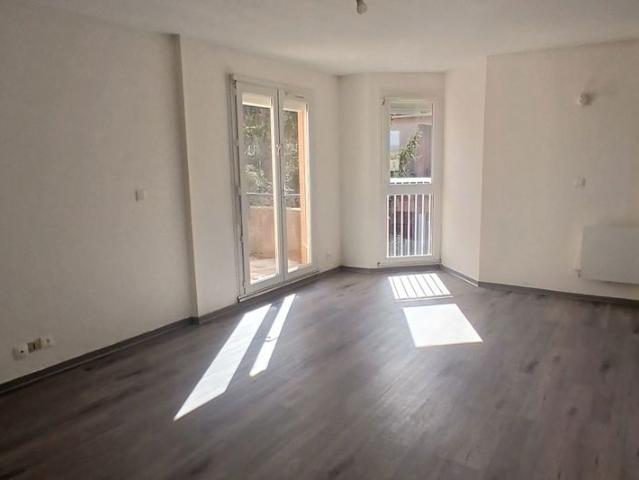 Excellent rapport qualité prix T4 traversant E/O de 81m² avec terrasse au 3ième et dernier étage sans ascenseur
