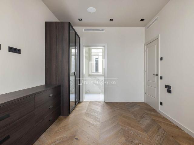 Excellent unfurnished 1 bedroom apartment for long term rent in El Born, Barcelona