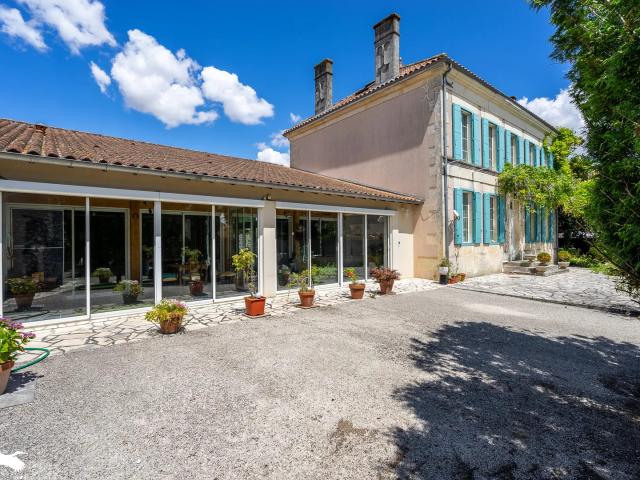 Excellente maison de 7 chambres à vendre en Grande Magne, France