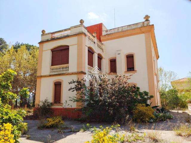 Finca histórica con 7.017 m2 de parcela y gran potencial en Alforja