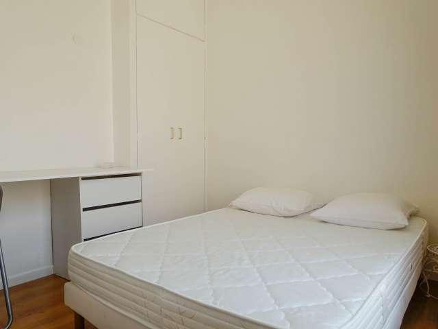 Excellente chambre dans un appartement de 3 chambres à Courbevoie, Paris