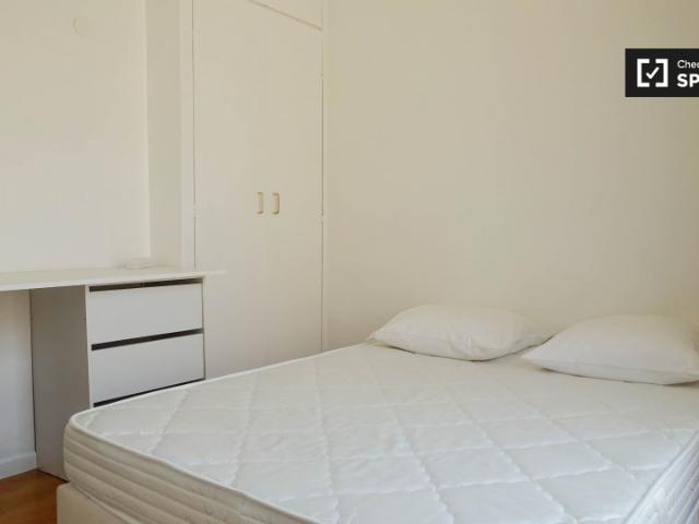 Excellente chambre dans un appartement de 3 chambres à Courbevoie, Paris