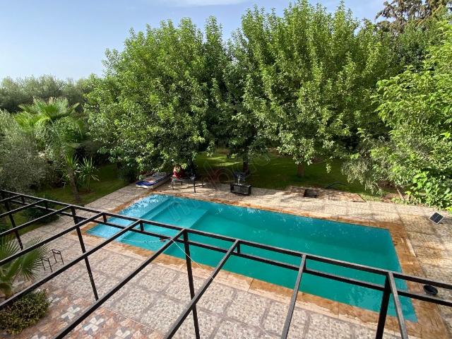 Excellente villa à louer annuellement sur la route de Fès. Superficie totale de 100 m². Climatisation et piscine