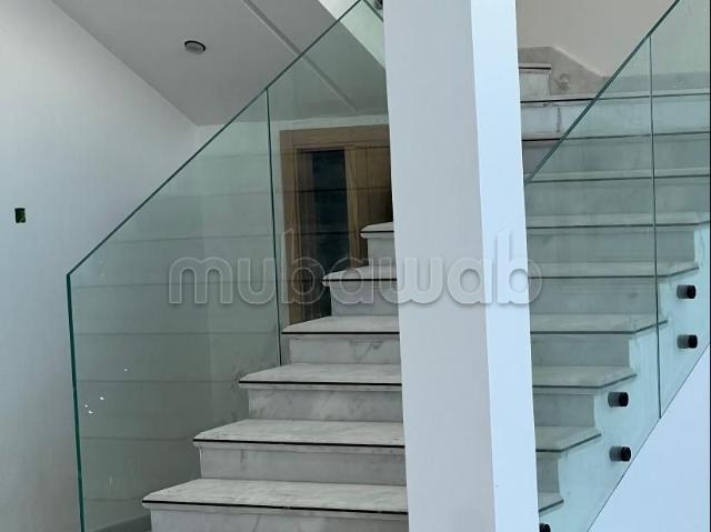 Excellente villa à vendre à Malabata. 5 pièces. Confort total avec piscine et cheminée