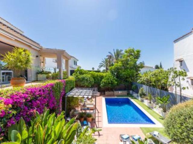 Excepcional villa de 6 dormitorios con licencia turística en el corazón de Calahonda