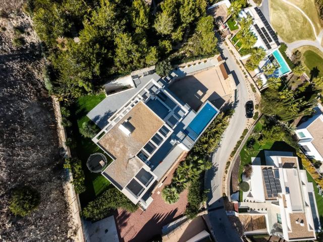 Excepcional villa de 6 dormitorios situada en la prestigiosa. 429m² Orihuela Costa