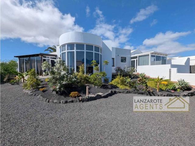 Excepcional Villa De Varios Apartamentos En Una Ubicación Privilegiada Cerca De Playa Flamingo En Playa Blanca